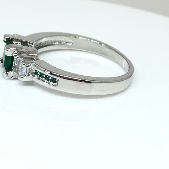 925/14kw Gold Princess Cut Emerald Green CZ Ring - Picture 3 of 10